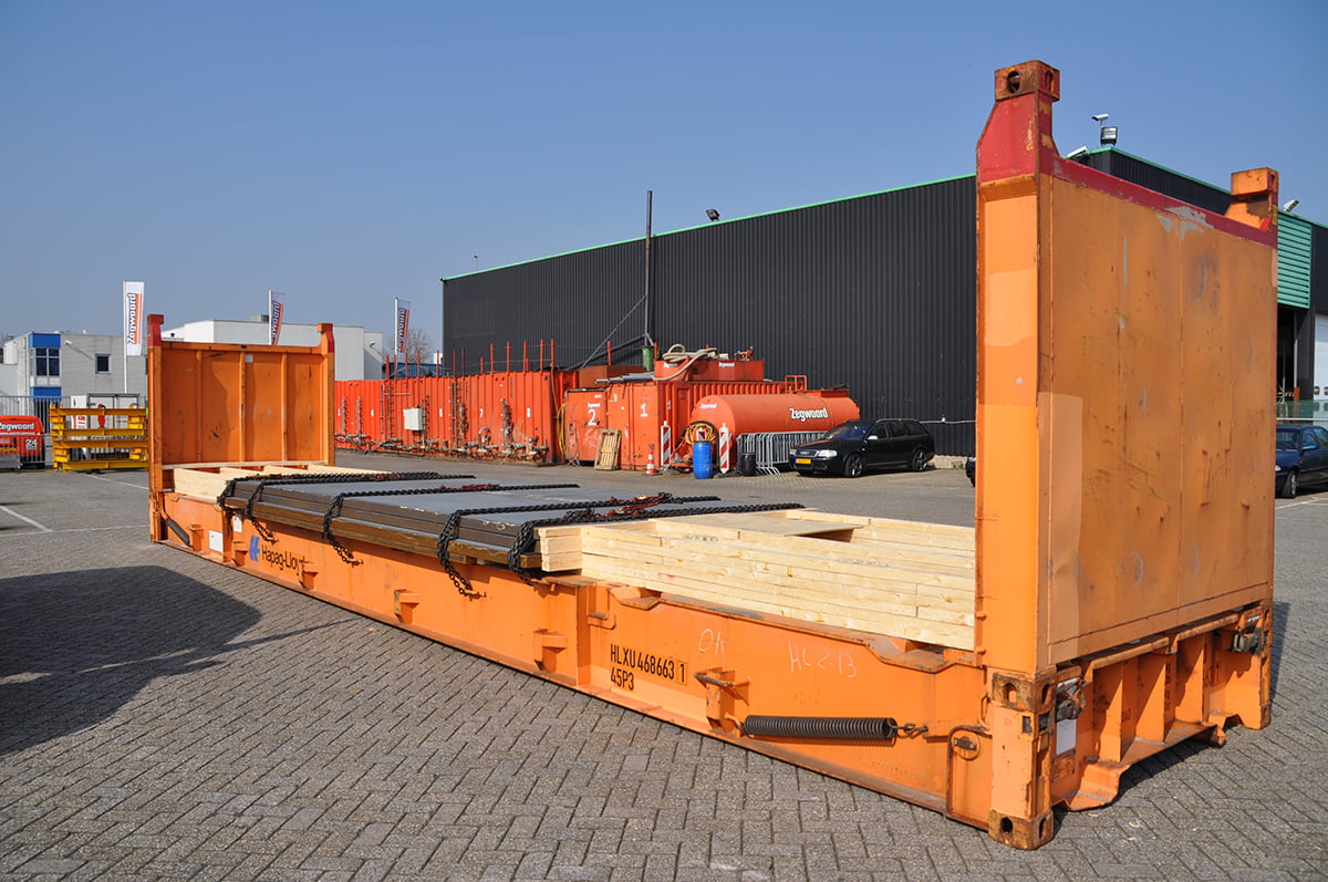 Outside seaproof loading on a 40ft flat rack of steel plates Fladderak